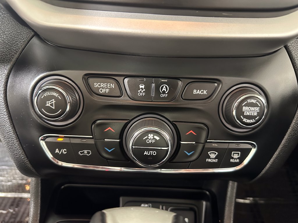 Used 2017 Jeep Cherokee Overland w/ Technology Group AWD/4WD image 35