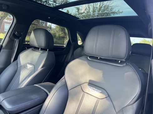 Used 2024 Bentley Bentayga Plug-In Hybrid AWD/4WD image 4