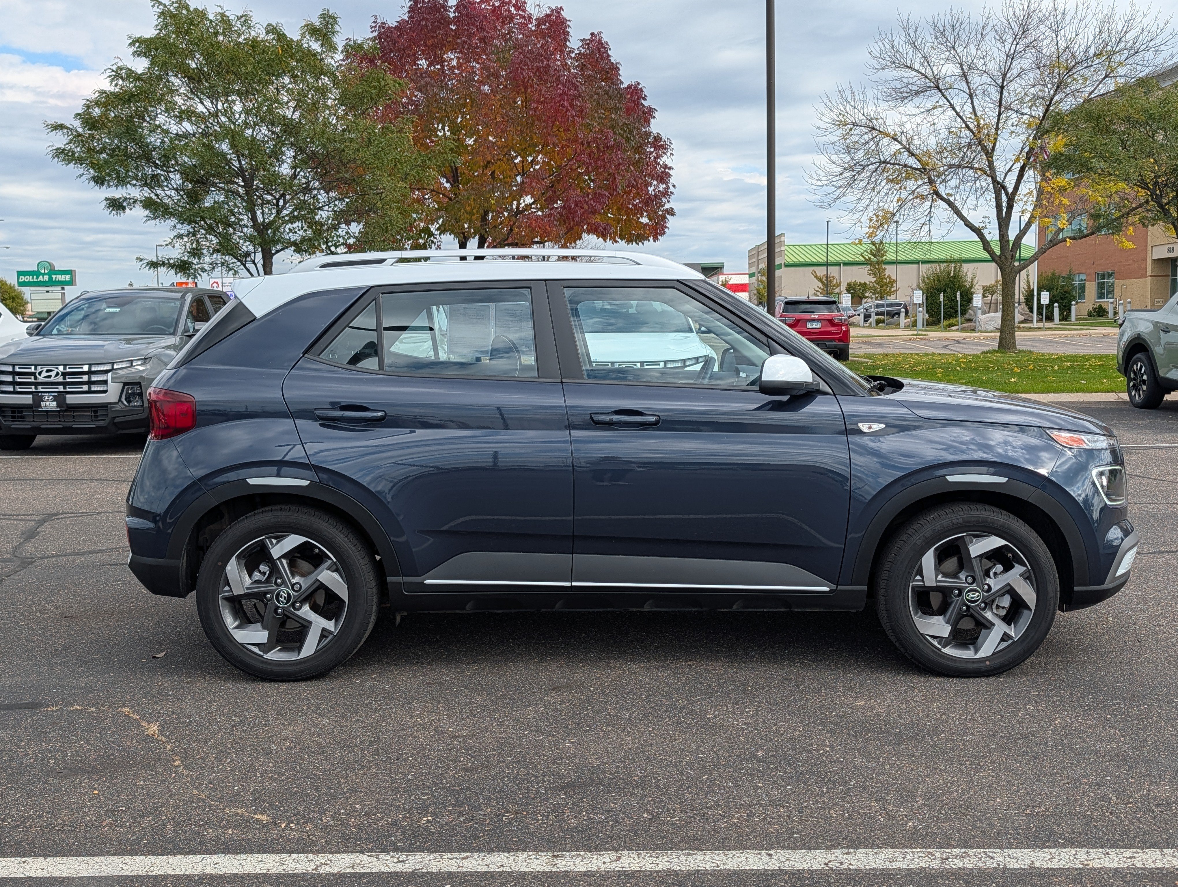 Used 2025 Hyundai Venue Limited FWD image 6