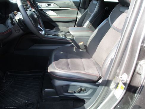 Used 2025 Ford Explorer ST image 13