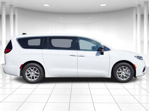 New 2026 Chrysler Pacifica Select FWD image 2