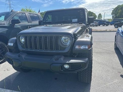 Used 2025 Jeep Gladiator Sport AWD/4WD image 4