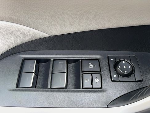 Used 2023 Toyota RAV4 XLE Premium image 19