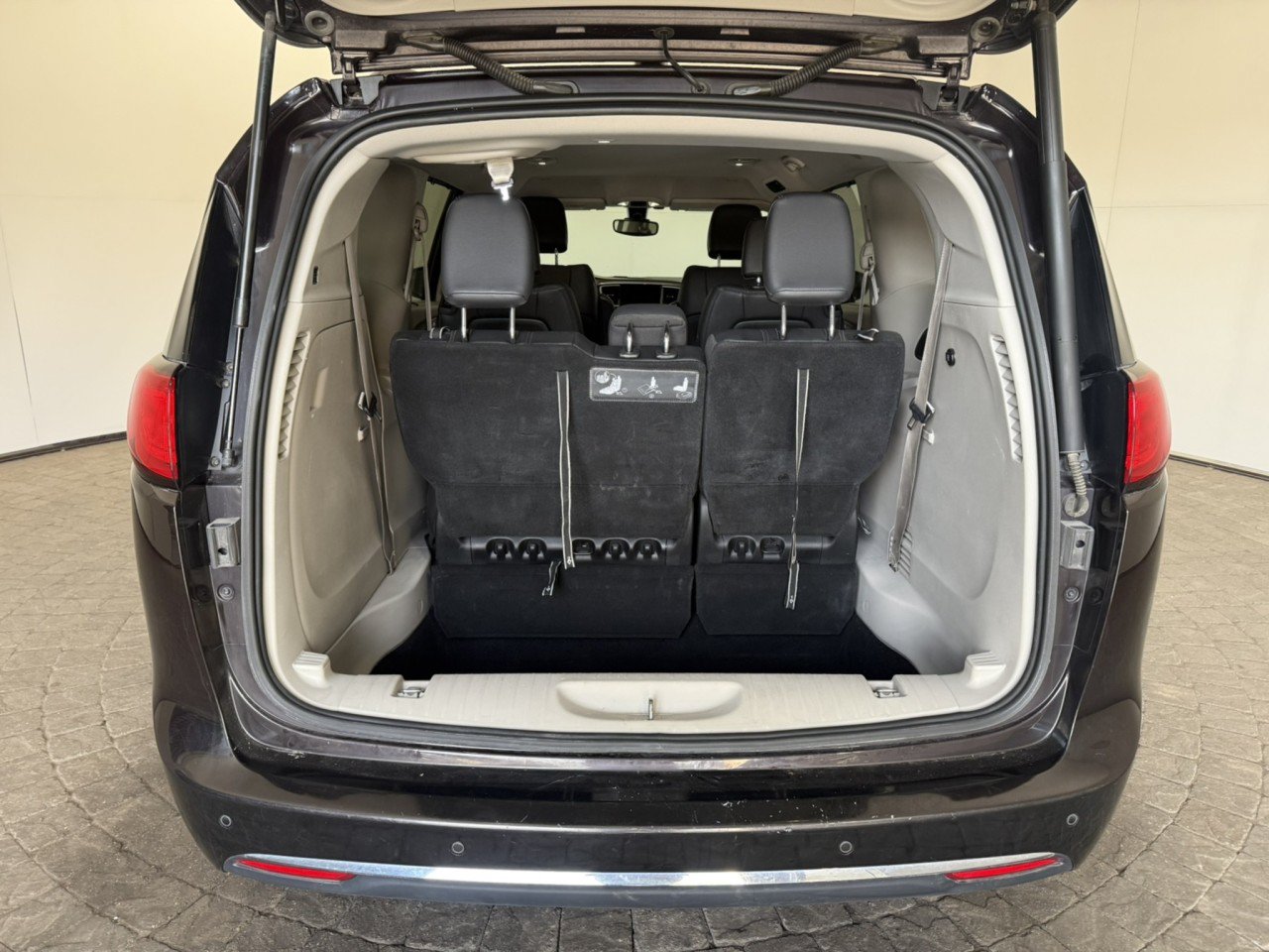 Used 2017 Chrysler Pacifica Touring-L w/ Tire & Wheel Group FWD image 7