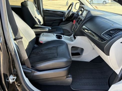 Used 2019 Dodge Grand Caravan SXT image 18