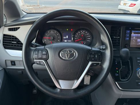 Used 2017 Toyota Sienna LE FWD image 25