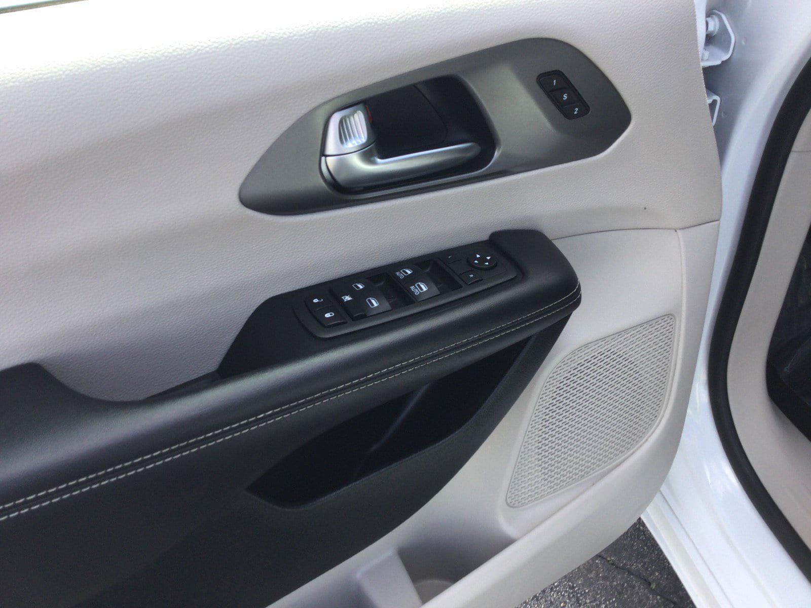 Used 2023 Chrysler Pacifica Touring-L FWD image 12