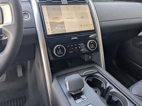 New 2025 Land Rover Discovery S image 12