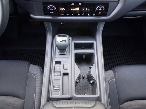 Used 2024 Nissan Pathfinder S image 12