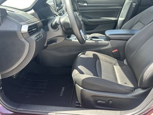 Used 2025 Nissan Altima 2.5 SV FWD image 9