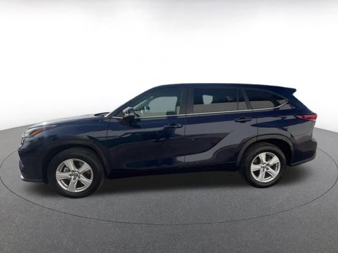 Used 2025 Toyota Highlander LE FWD image 9