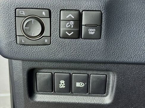 Used 2022 Lexus GX 460 w/ Accessory Package image 18