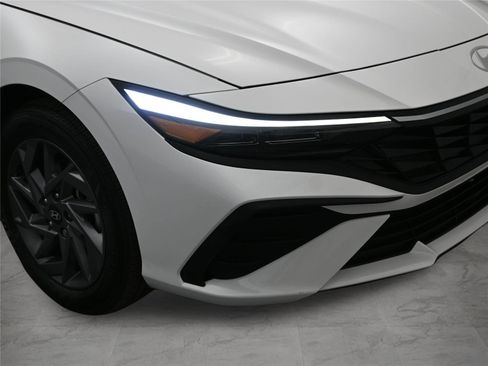 Used 2024 Hyundai Elantra SEL image 21