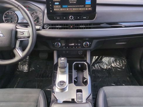 Used 2025 Mitsubishi Outlander SE FWD image 18