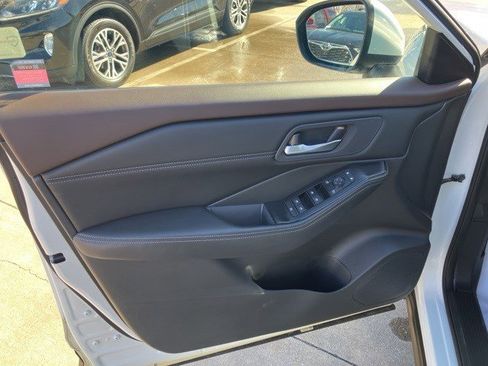 Used 2023 Nissan Rogue SV w/ SV Premium B Package image 10