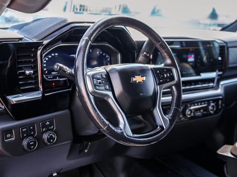 Used 2022 Chevrolet Silverado 1500 LT w/ Z71 Off-Road Package AWD/4WD image 9