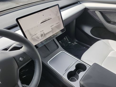 Used 2024 Tesla Model Y Long Range image 30