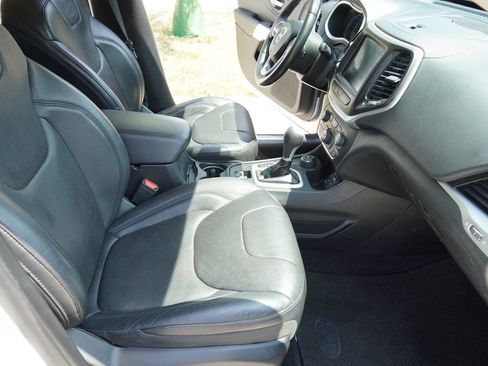 Used 2018 Jeep Cherokee Overland AWD/4WD image 13