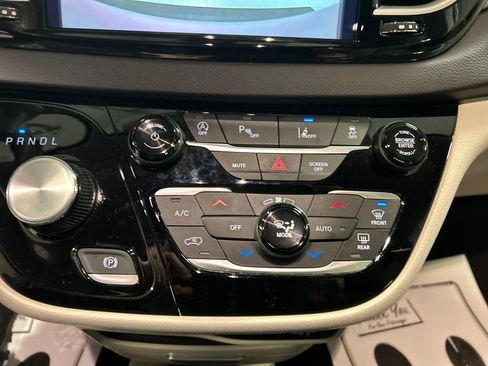 Used 2024 Chrysler Pacifica Touring-L image 19