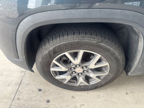 Used 2020 GMC Acadia SLT FWD image 2