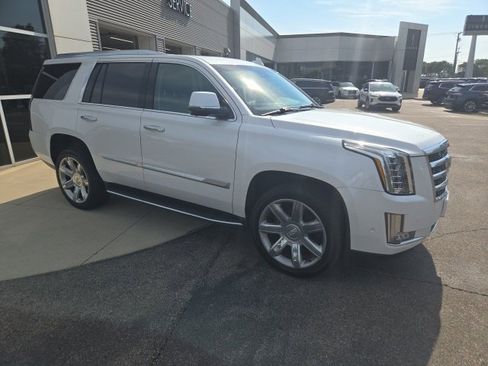 Used 2018 Cadillac Escalade Luxury image 2