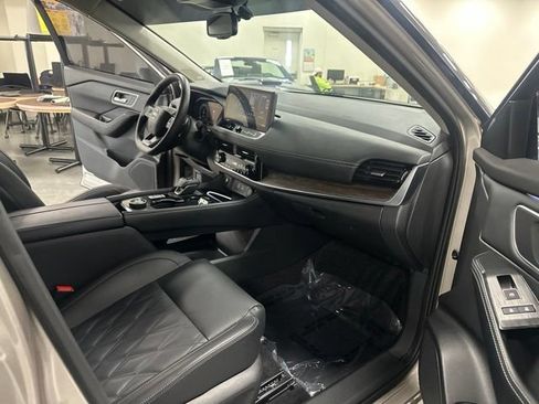 Used 2025 Nissan Rogue Platinum AWD/4WD image 23