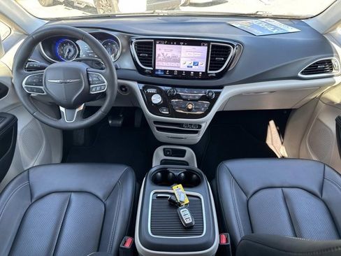 Used 2024 Chrysler Pacifica Touring-L image 19
