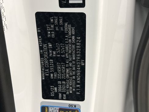 Used 2024 Kia Carnival LX FWD image 11