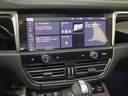 New 2026 Porsche Macan image 25