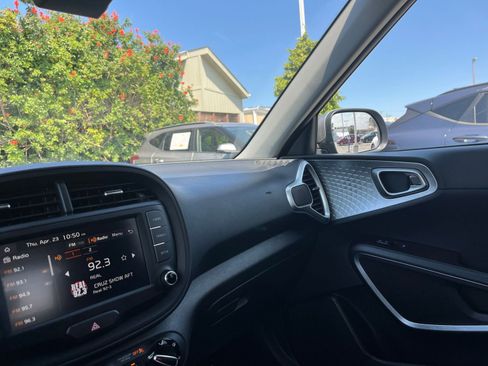 Used 2025 Kia Soul LX w/ LX Technology Package FWD image 35