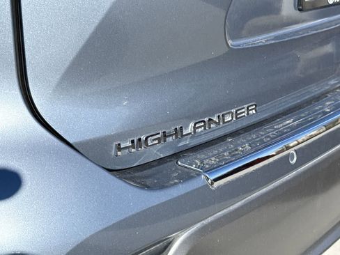 Used 2024 Toyota Highlander Platinum image 9