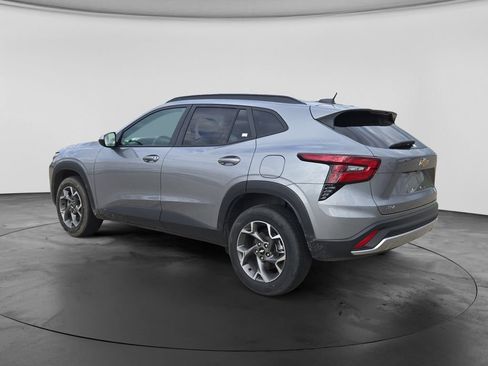 Used 2025 Chevrolet Trax LT FWD image 8