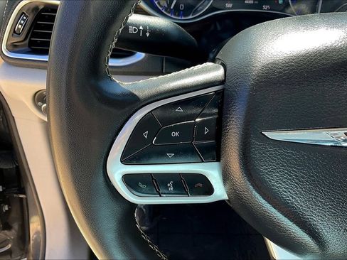 Used 2023 Chrysler Pacifica Limited FWD image 18