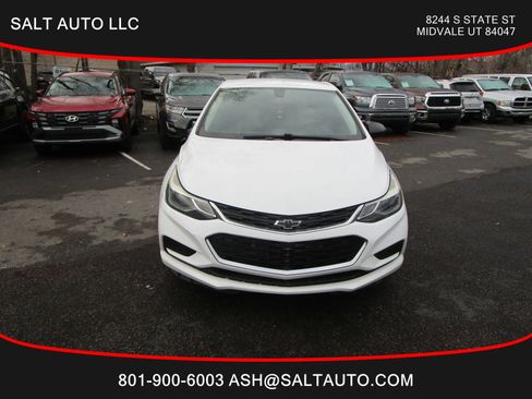 Used 2018 Chevrolet Cruze LT w/ Convenience Package image 2
