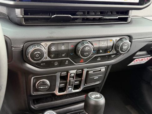 Used 2025 Jeep Wrangler Unlimited Sahara AWD/4WD image 19