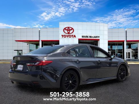 Used 2025 Toyota Camry SE FWD image 5
