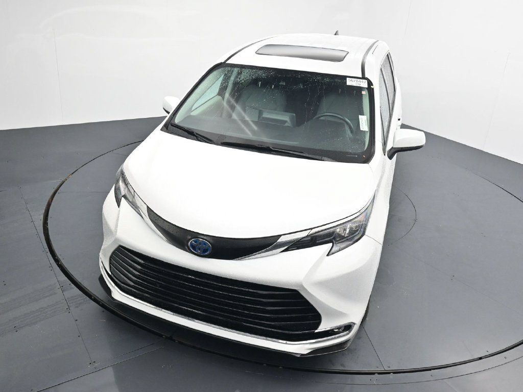 Used 2024 Toyota Sienna XLE FWD image 11