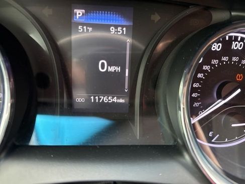 Used 2020 Toyota Camry SE image 11