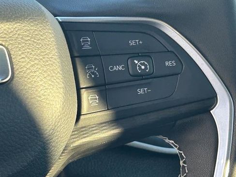 New 2025 Jeep Grand Cherokee Laredo image 12