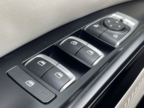 Used 2023 Kia Carnival LX image 23