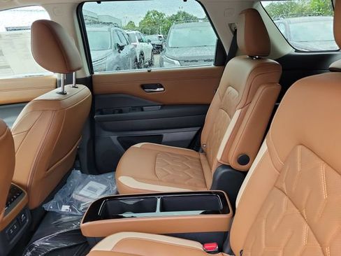 New 2026 Nissan Pathfinder Platinum AWD/4WD image 13