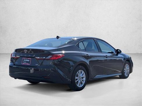 Used 2025 Toyota Camry LE image 5