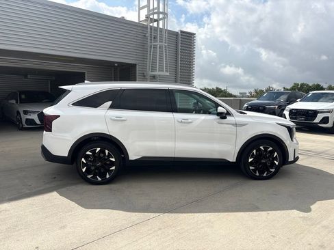 Used 2025 Kia Sorento EX w/ Panoramic Sunroof Package FWD image 4