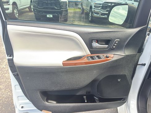 Used 2018 Toyota Sienna Limited Premium image 25