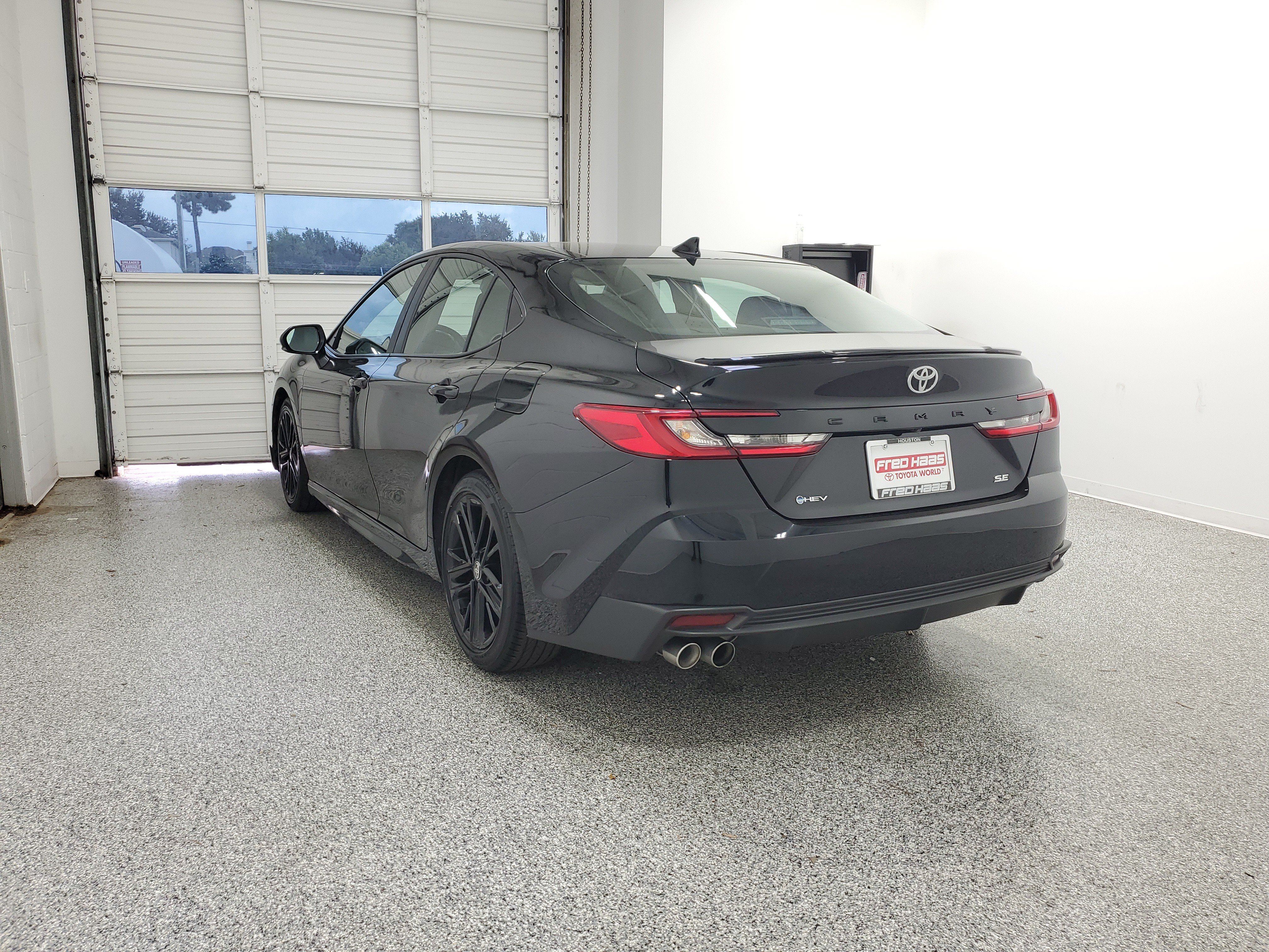 Used 2025 Toyota Camry SE FWD image 3