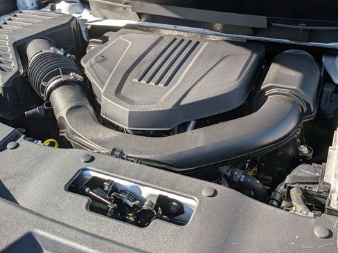 Used 2025 Chevrolet Traverse LT image 36