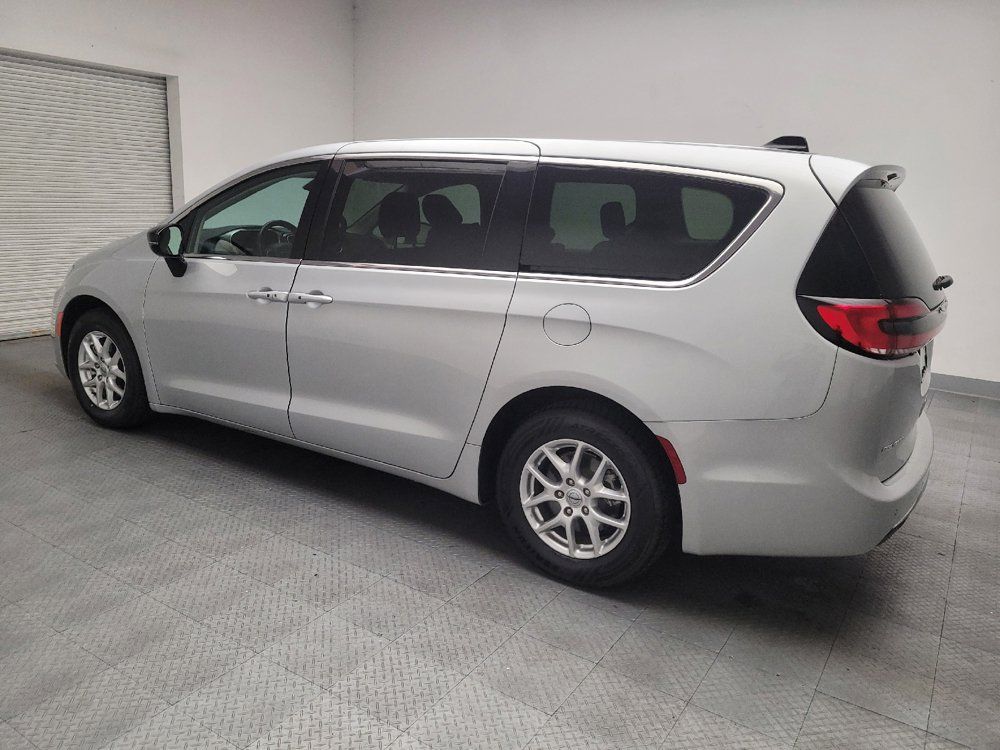 Used 2024 Chrysler Pacifica Touring-L FWD image 3