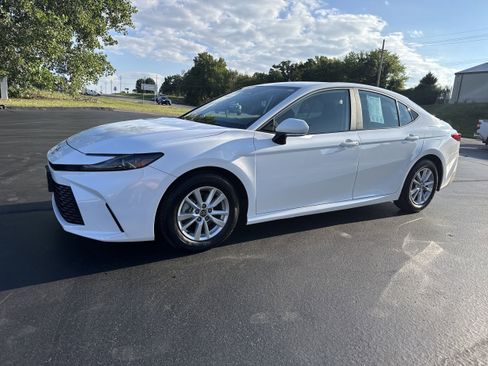 Used 2025 Toyota Camry SE image 2