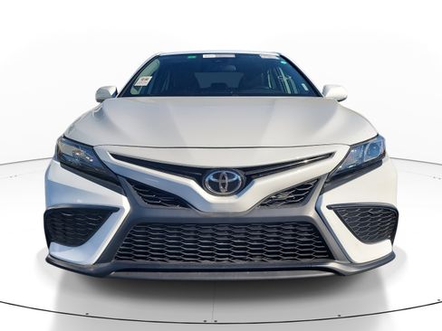 Used 2021 Toyota Camry SE image 2