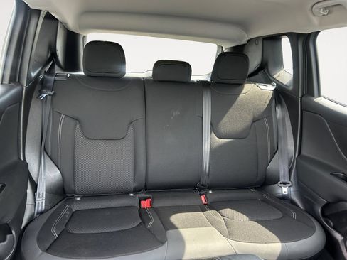 Used 2023 Jeep Renegade Latitude AWD/4WD image 13